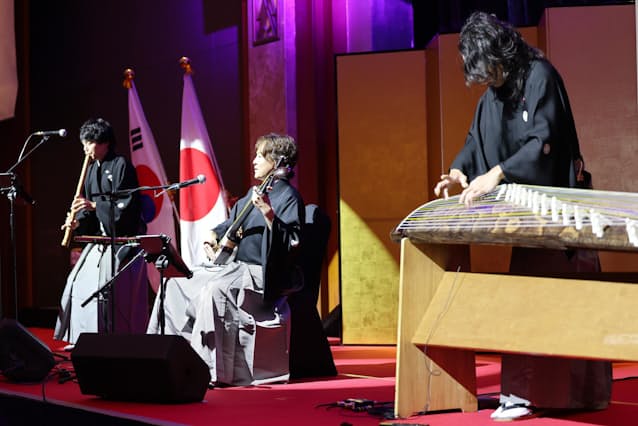 日韓がサーフィン交流　国交正常化60周年、三味線や日本酒でも